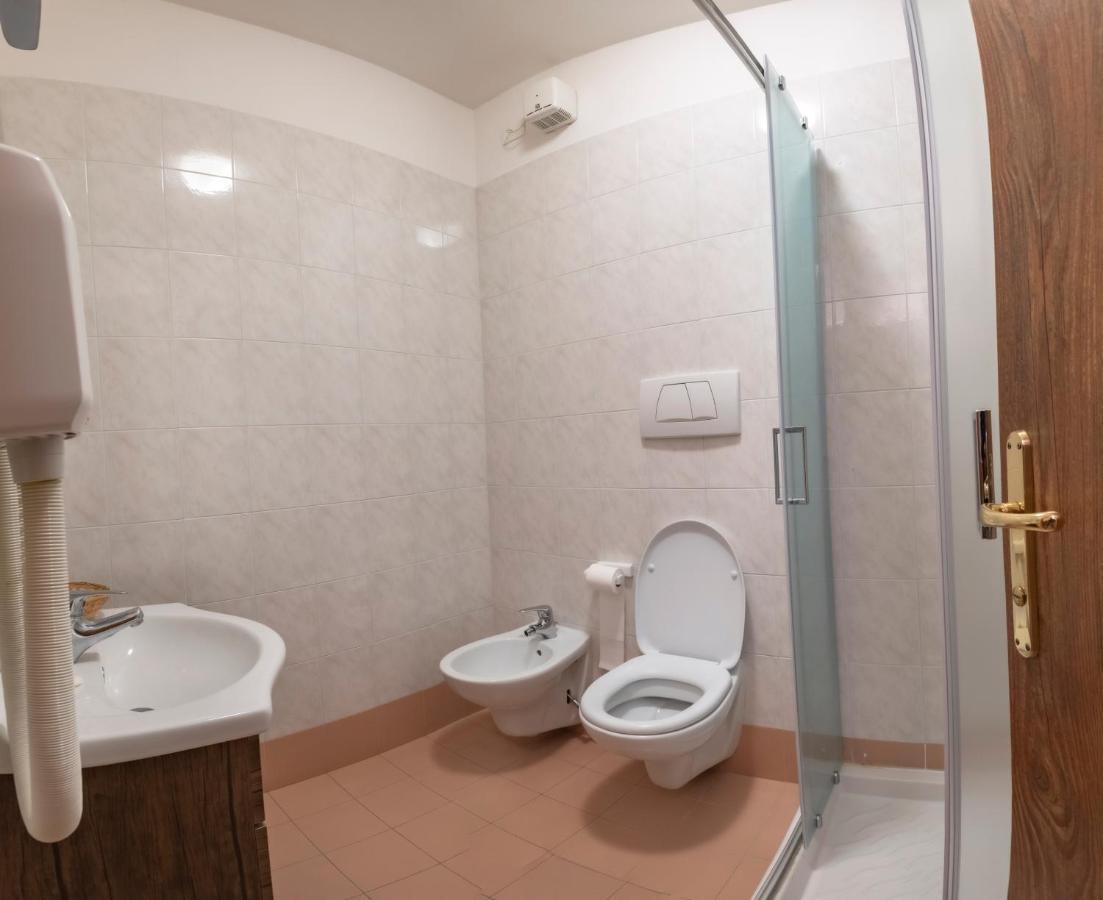 Hotel Pezzotti เปลลิซซาโน ภายนอก รูปภาพ